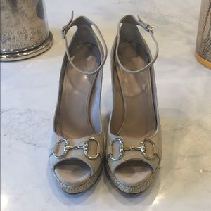 Gucci wedge with gold crossbit